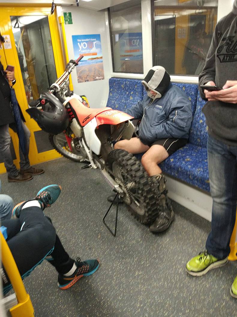Мотоциклист в метро